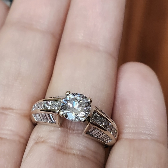 Beautifull 2.5 Carat Natural Diamond Ring With Paperwork. - Picture 13 of 14